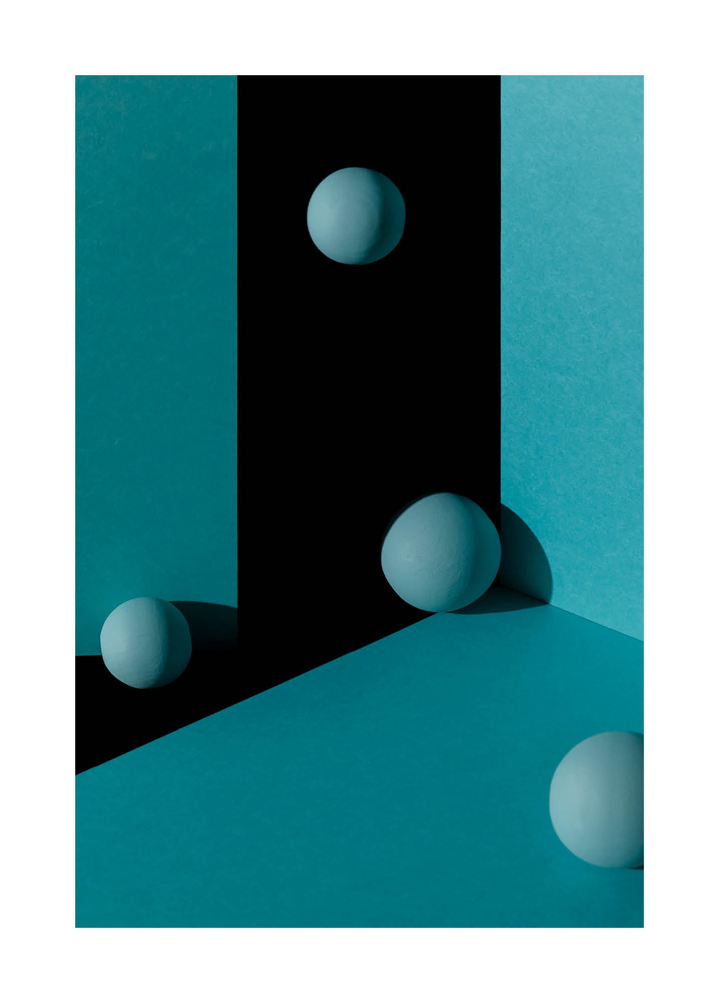 Abstrakt minimalistiskt fotografi i blå toner med sfäriska former och geometriska ytor.