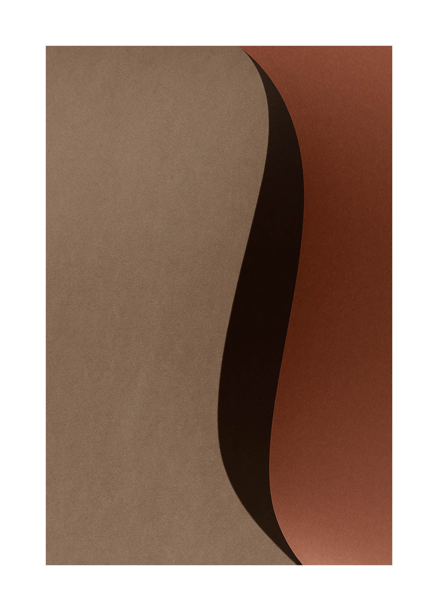 Abstrakt minimalistiskt fotografi i beige och bruna toner med mjuka, flödande former och låg kontrast.