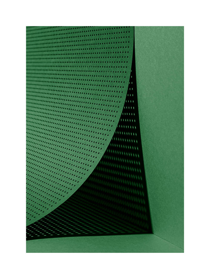 Abstrakt arkitekturfotografi i gröna toner med perforerad yta och geometrisk skugga. Fine art print, tryckt i Sverige.