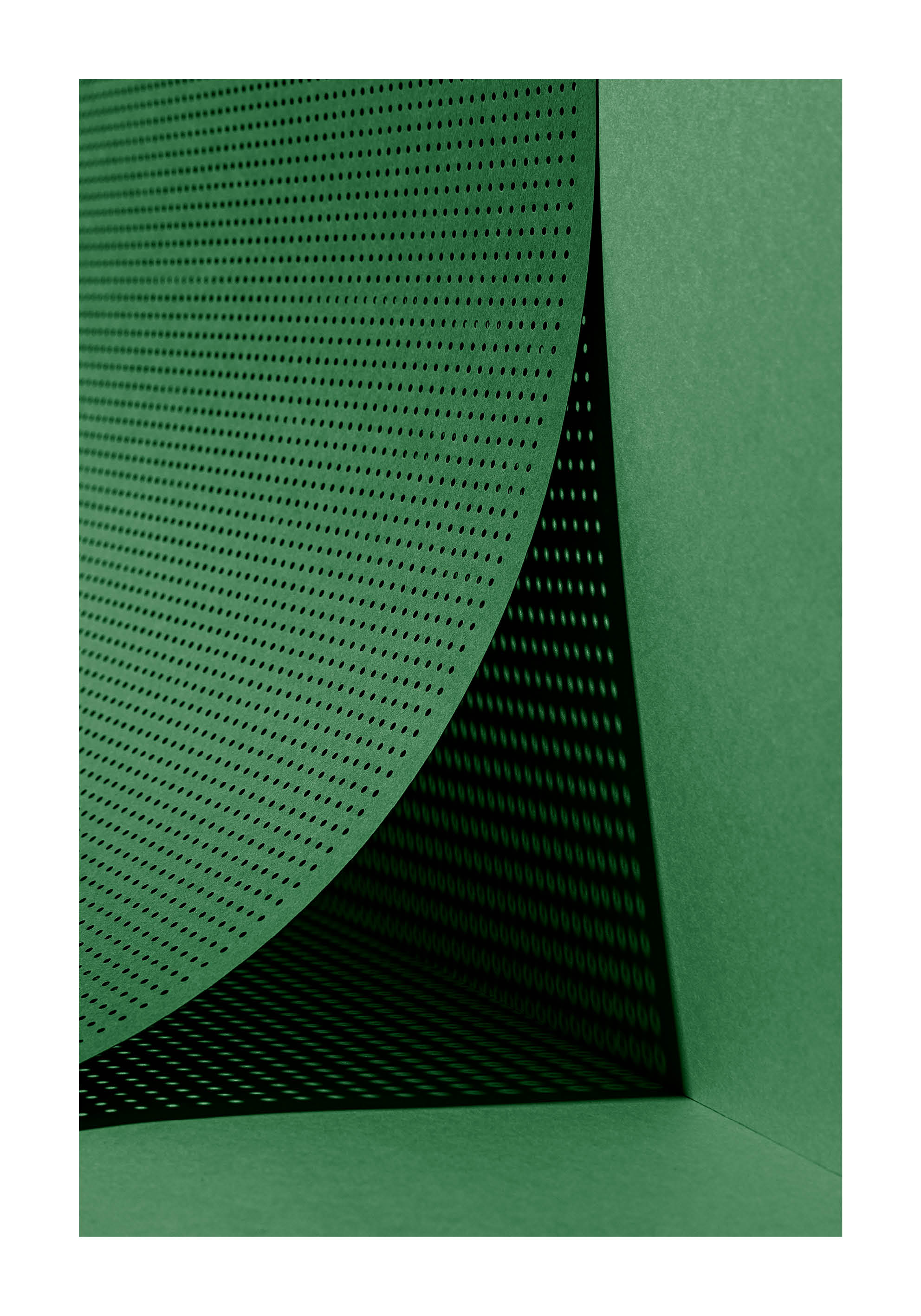 Abstrakt arkitekturfotografi i gröna toner med perforerad yta och geometrisk skugga. Fine art print, tryckt i Sverige.