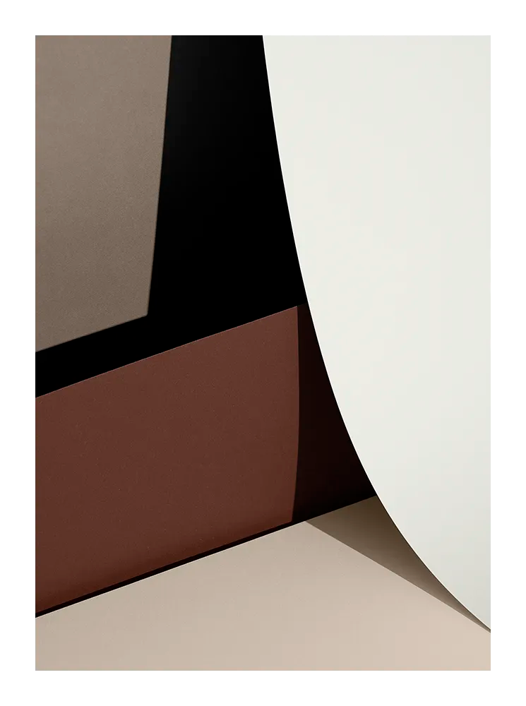 Abstrakt minimalistiskt fotografi i bruna och beige toner med lager av skulpturala former.