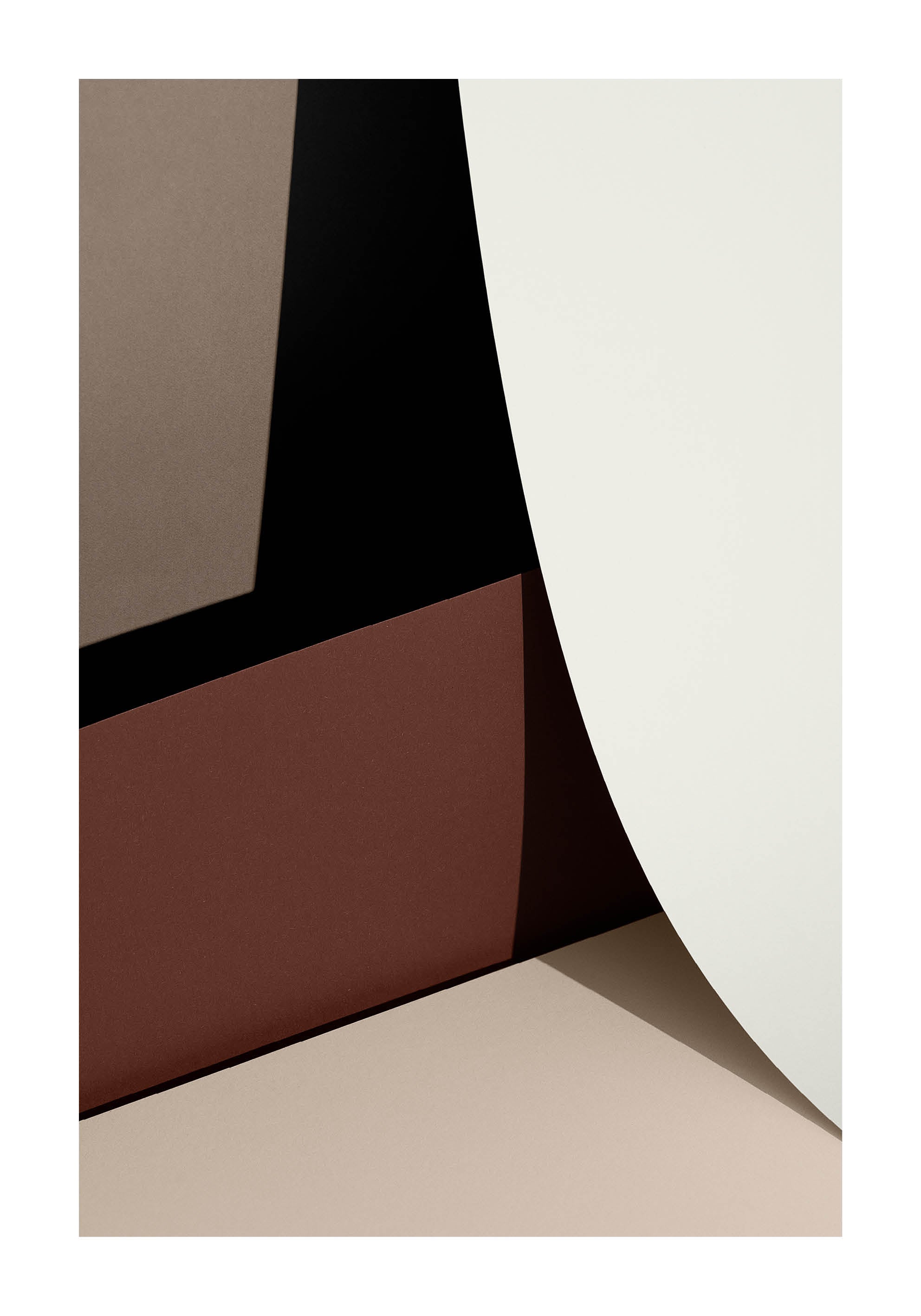 Abstrakt minimalistiskt fotografi i bruna och beige toner med lager av skulpturala former.