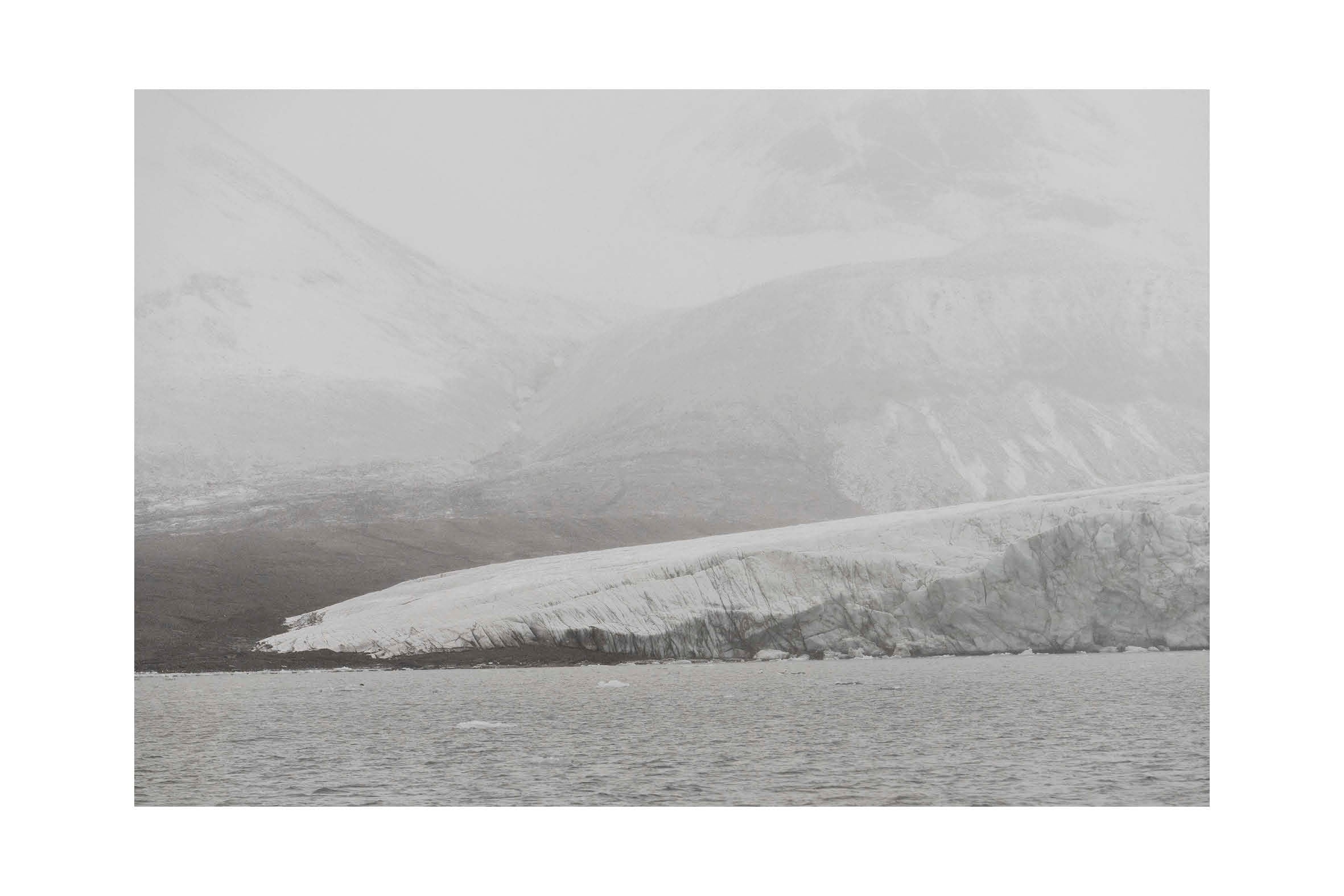 Minimalistiskt glaciärlandskap från Svalbard i dimma och mjuka grå toner. Stillness No.2, begränsad upplaga fine art print.