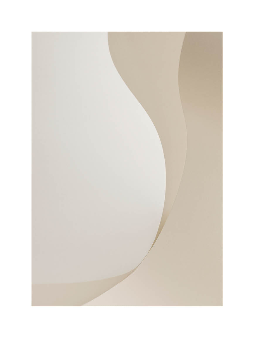 Abstrakt minimalistiskt fotografi i mjuka vita toner med organiska former och låg kontrast, fine art print på Hahnemühle Photo Rag, Monday Gallery.
