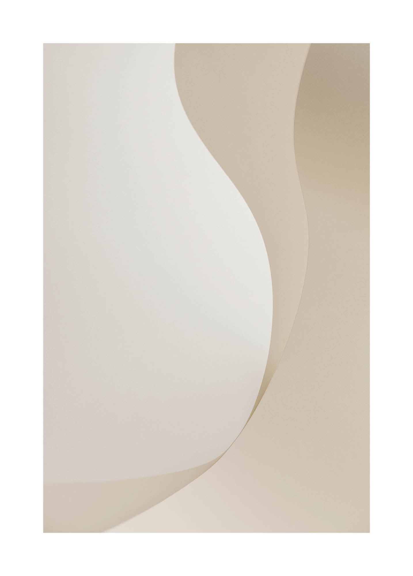 Abstrakt minimalistiskt fotografi i mjuka vita toner med organiska former och låg kontrast, fine art print på Hahnemühle Photo Rag, Monday Gallery. 