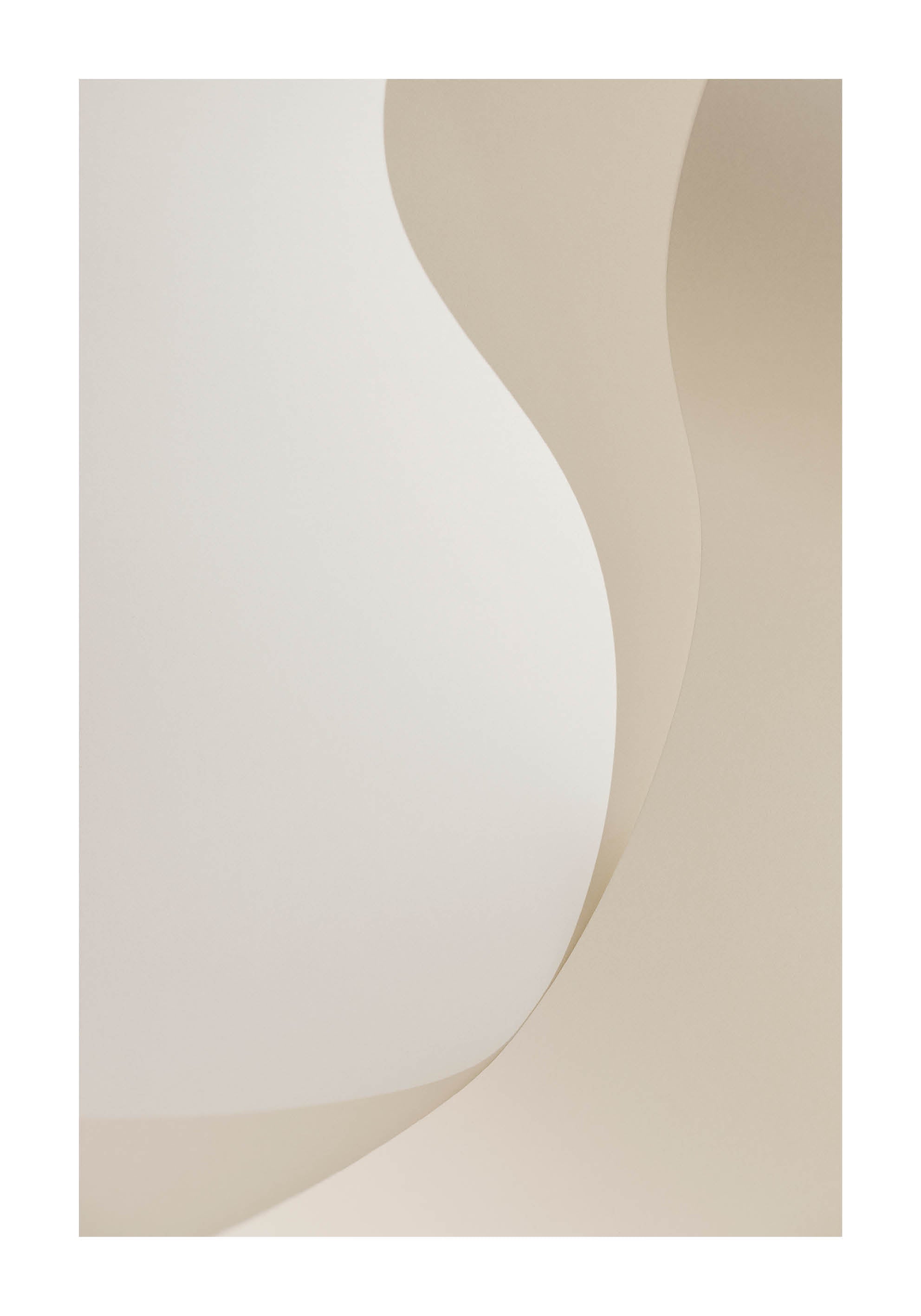 Abstrakt minimalistiskt fotografi i mjuka vita toner med organiska former och låg kontrast, fine art print på Hahnemühle Photo Rag, Monday Gallery. 