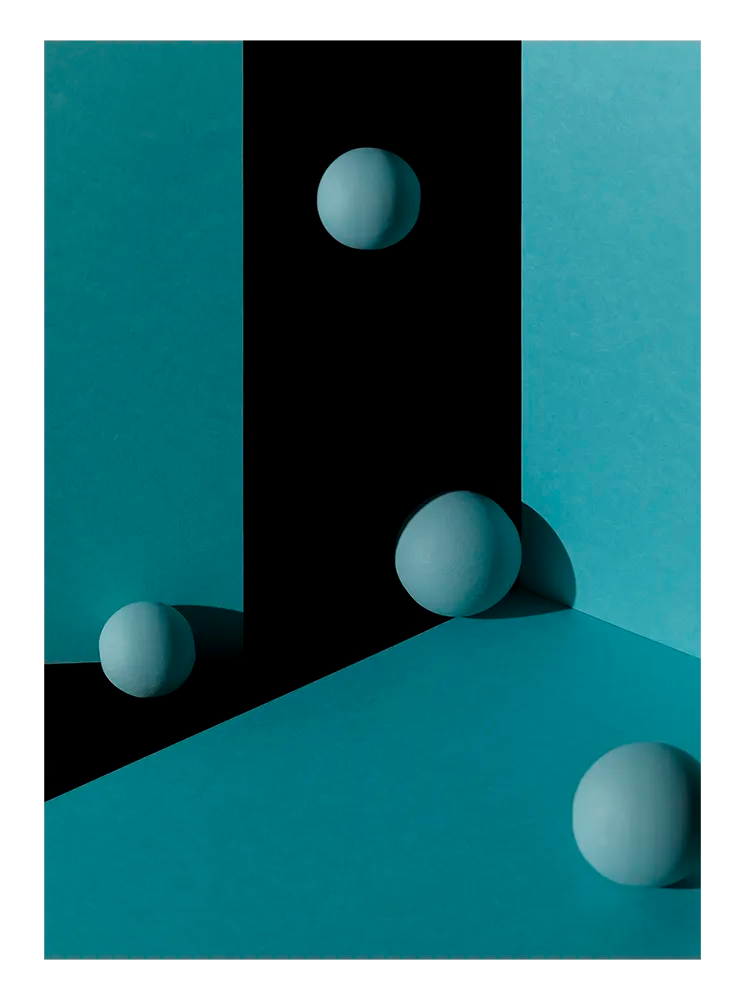 Abstrakt minimalistiskt fotografi i blå toner med sfäriska former och geometriska ytor.