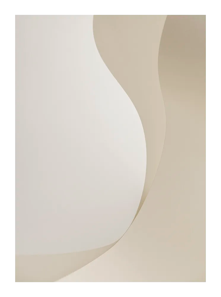 Abstrakt minimalistiskt fotografi i mjuka vita toner med organiska former och låg kontrast, fine art print på Hahnemühle Photo Rag, Monday Gallery. Cloud Dancer