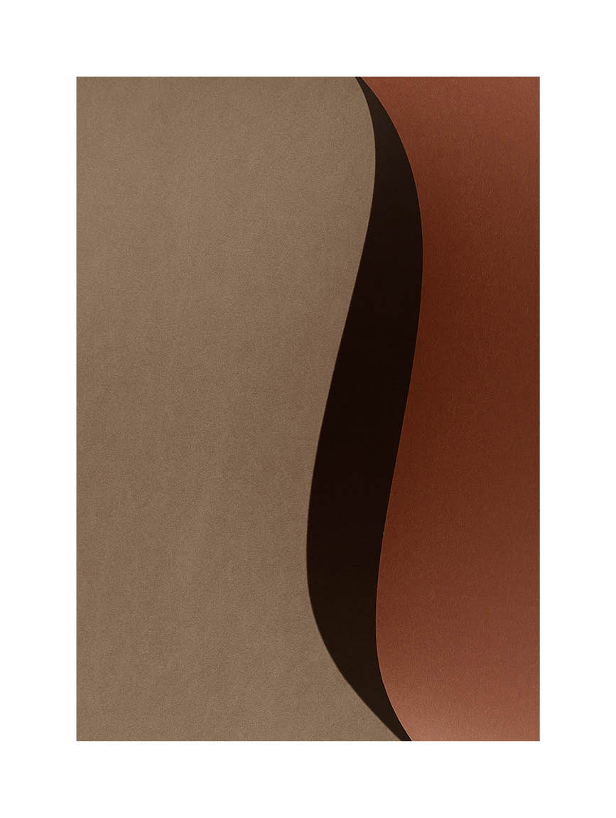 Abstrakt minimalistiskt fotografi i beige och bruna toner med mjuka, flödande former och låg kontrast.