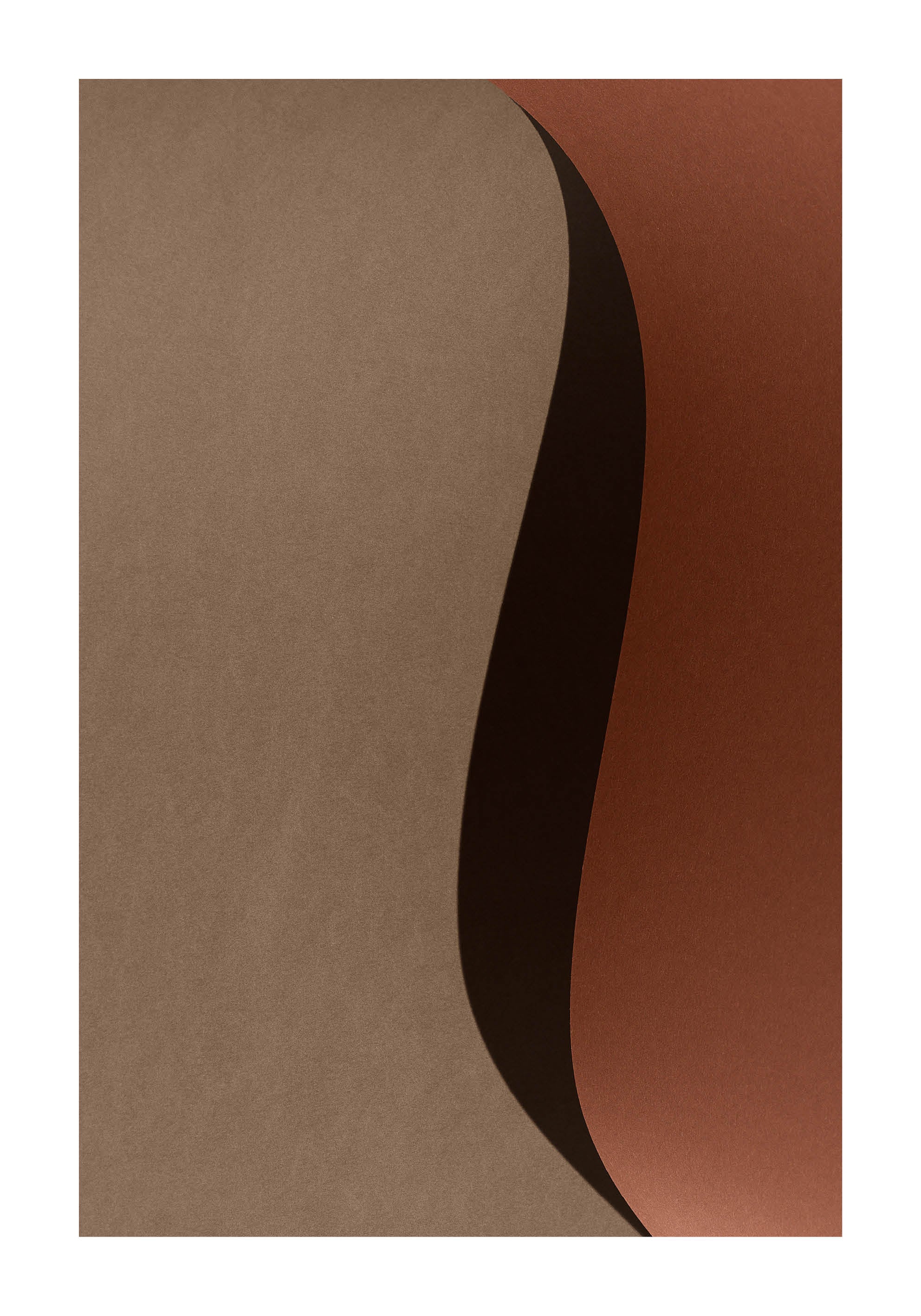 Abstrakt minimalistiskt fotografi i beige och bruna toner med mjuka, flödande former och låg kontrast.