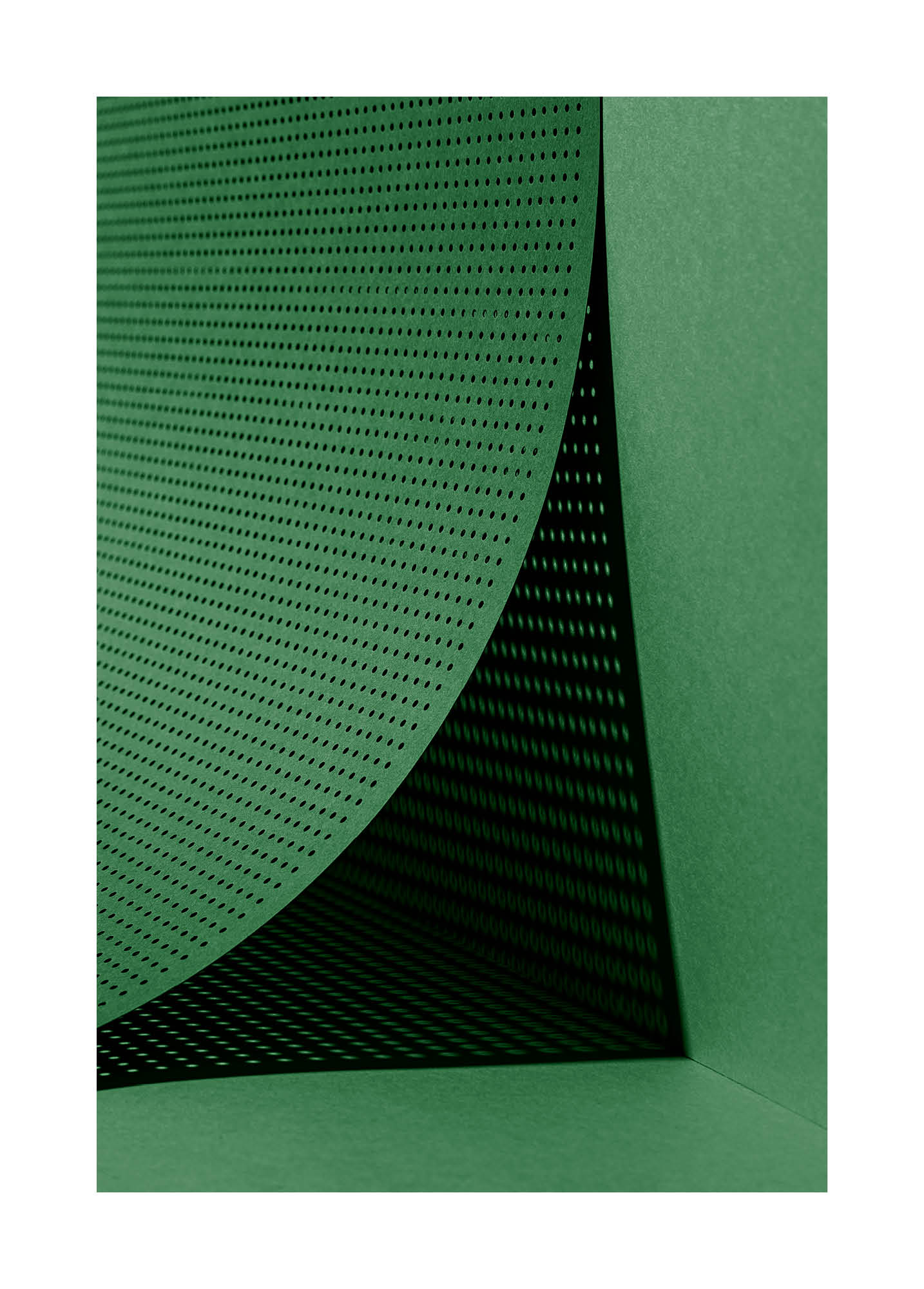 Abstrakt arkitekturfotografi i gröna toner med perforerad yta och geometrisk skugga. Fine art print, tryckt i Sverige.
