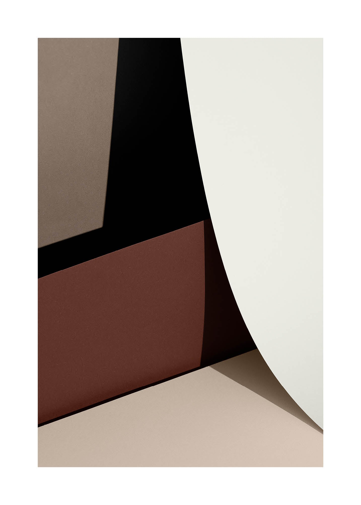 Abstrakt minimalistiskt fotografi i bruna och beige toner med lager av skulpturala former.