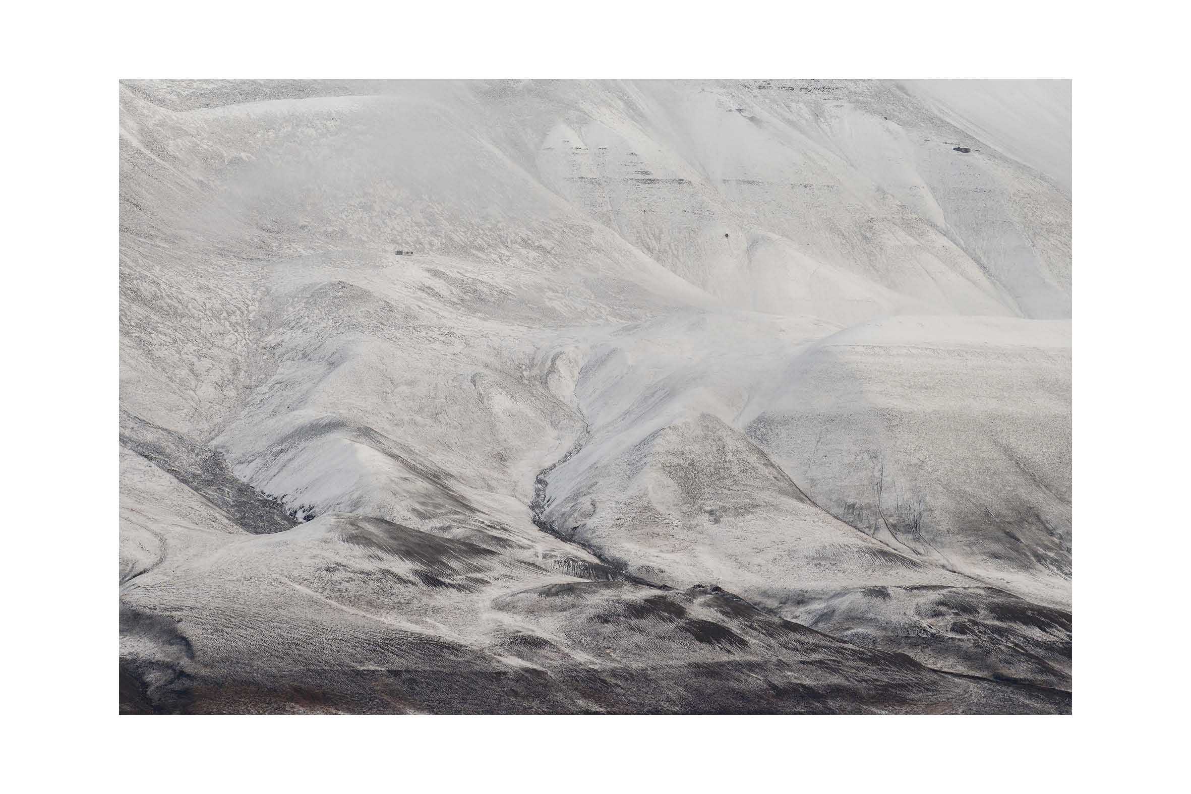 Minimalistiskt snötäckt bergslandskap på Svalbard i mjuka grå och beige toner. Begränsad upplaga fine art print.